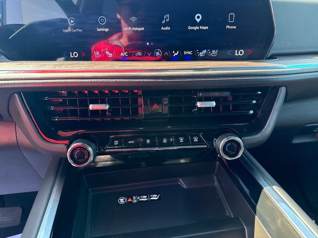 Used 2025 Chevrolet Suburban Premier AWD/4WD image 23