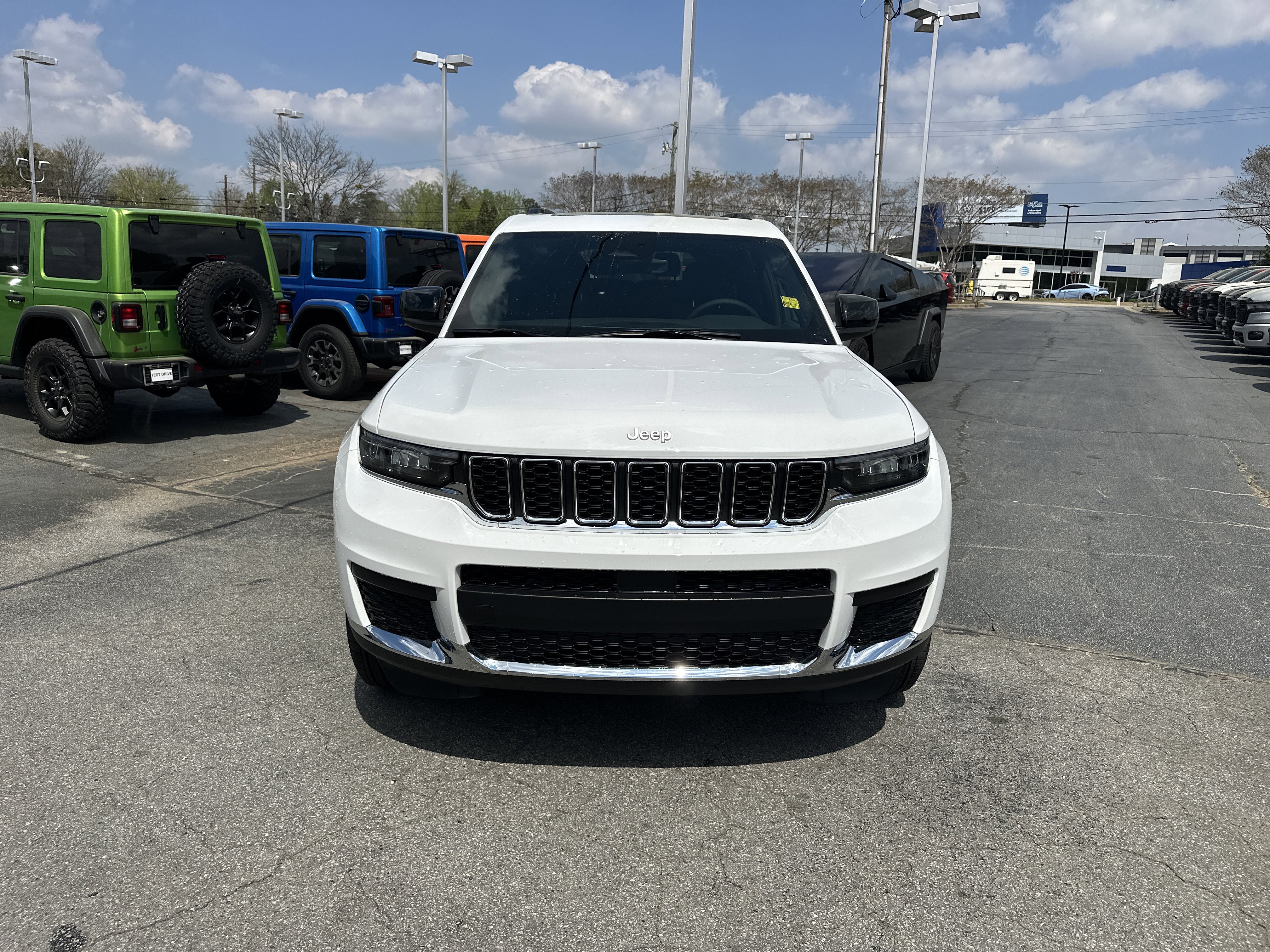 Used 2025 Jeep Grand Cherokee L Laredo image 5