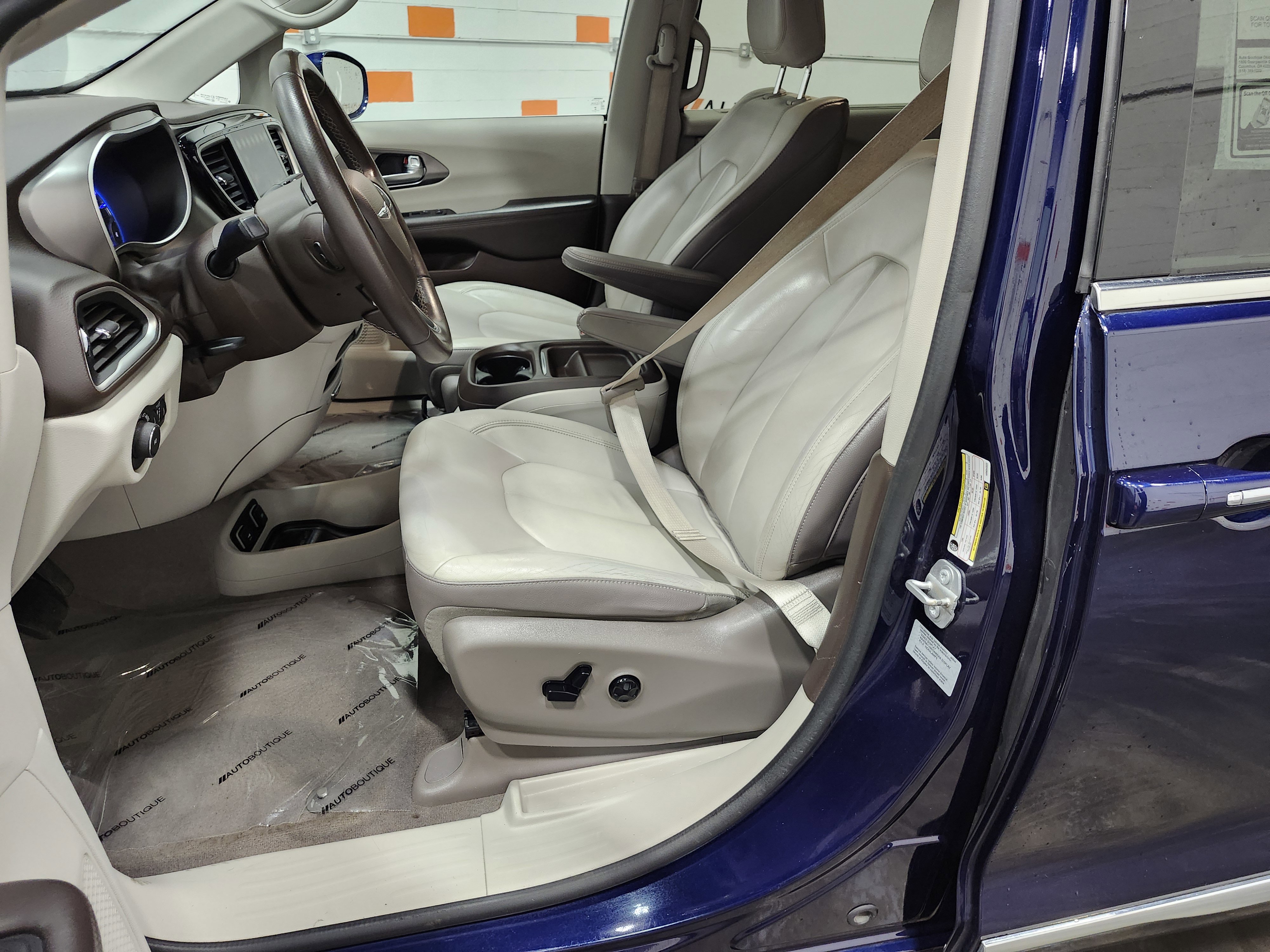 Used 2017 Chrysler Pacifica Touring-L w/ Tire & Wheel Group image 22