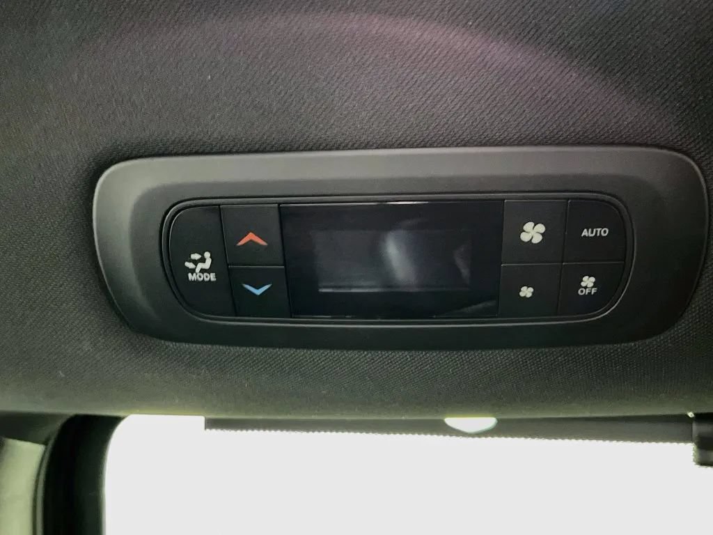 Used 2025 Chrysler Pacifica Select w/ Fav Edition Package FWD image 25
