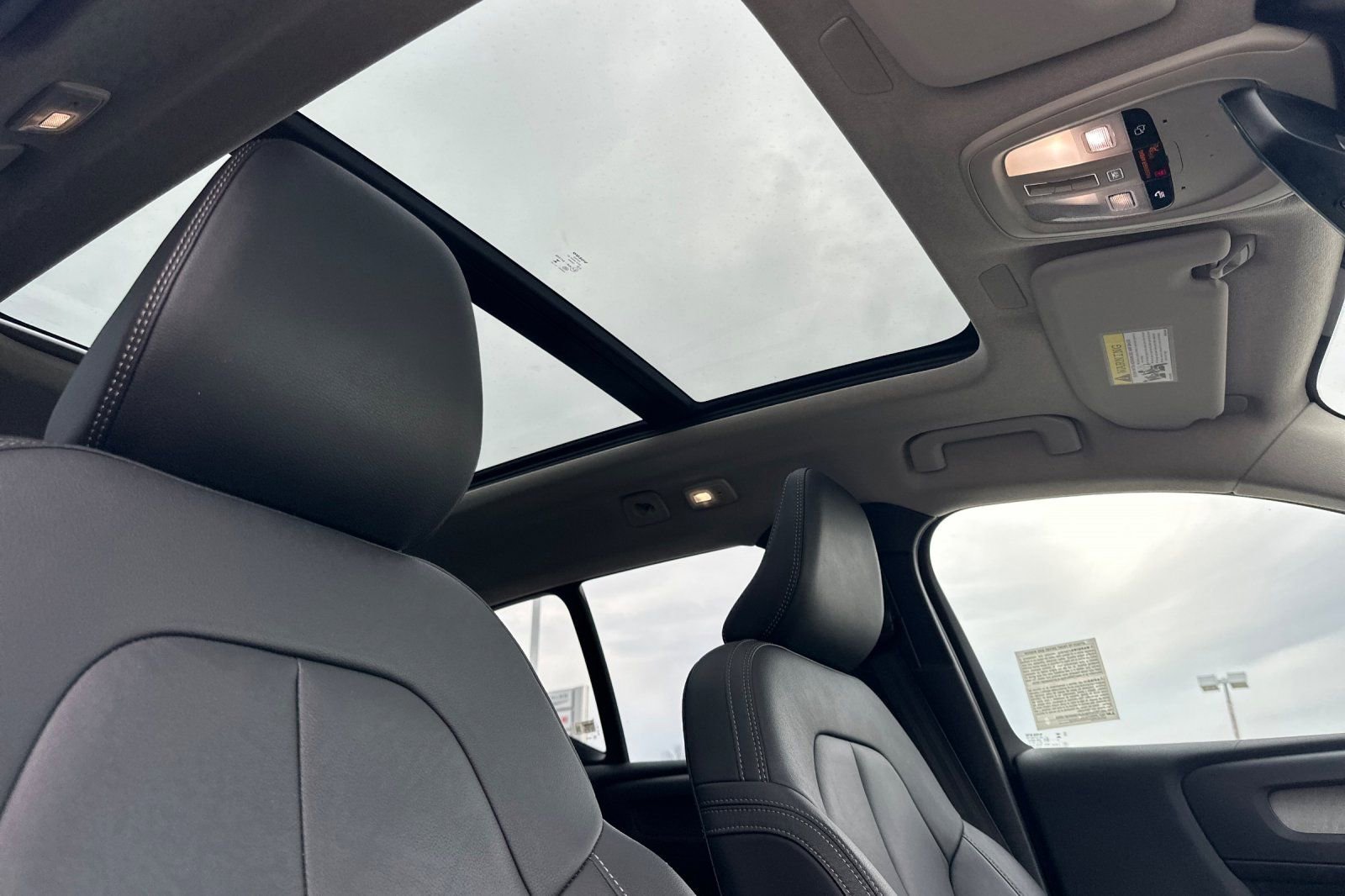 Used 2025 Volvo XC40 B5 Plus image 17