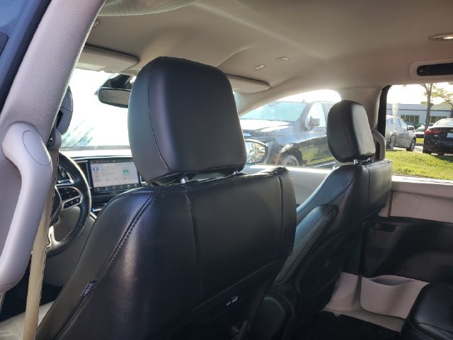 Used 2023 Chrysler Pacifica Touring-L FWD image 11