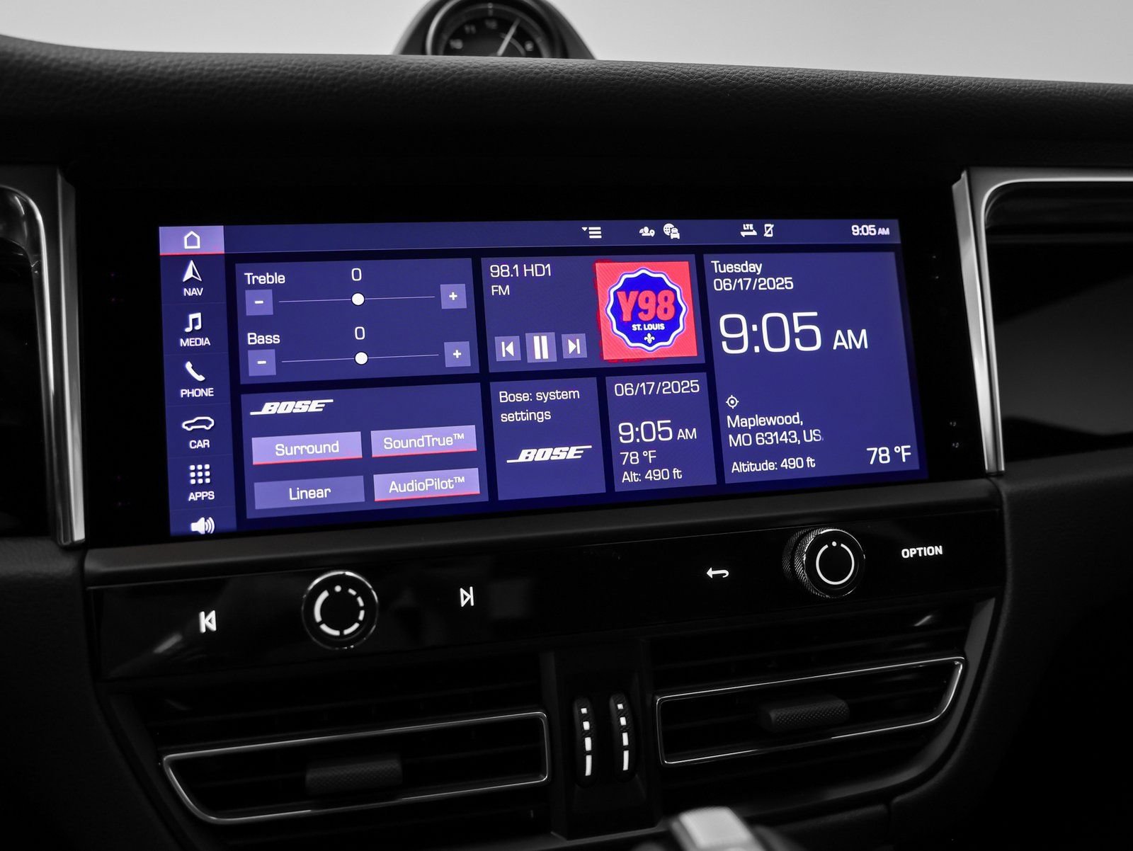 Certified 2025 Porsche Macan AWD/4WD image 34