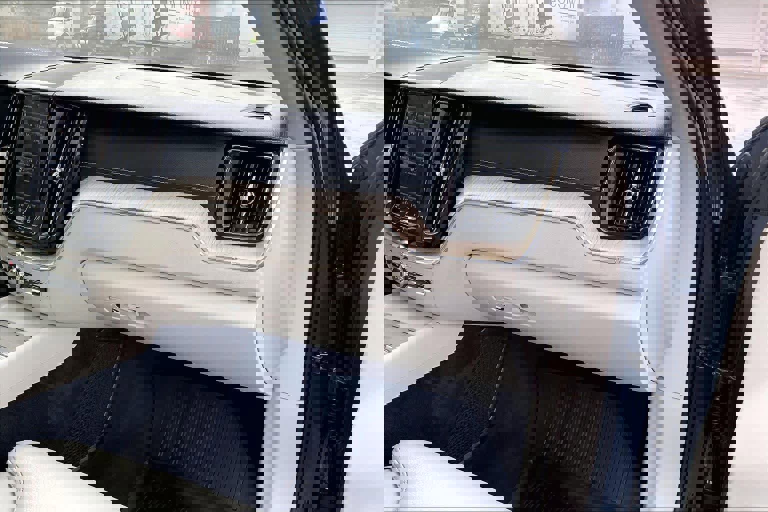 Used 2018 Volvo XC60 T8 Inscription w/ Advanced Package image 19