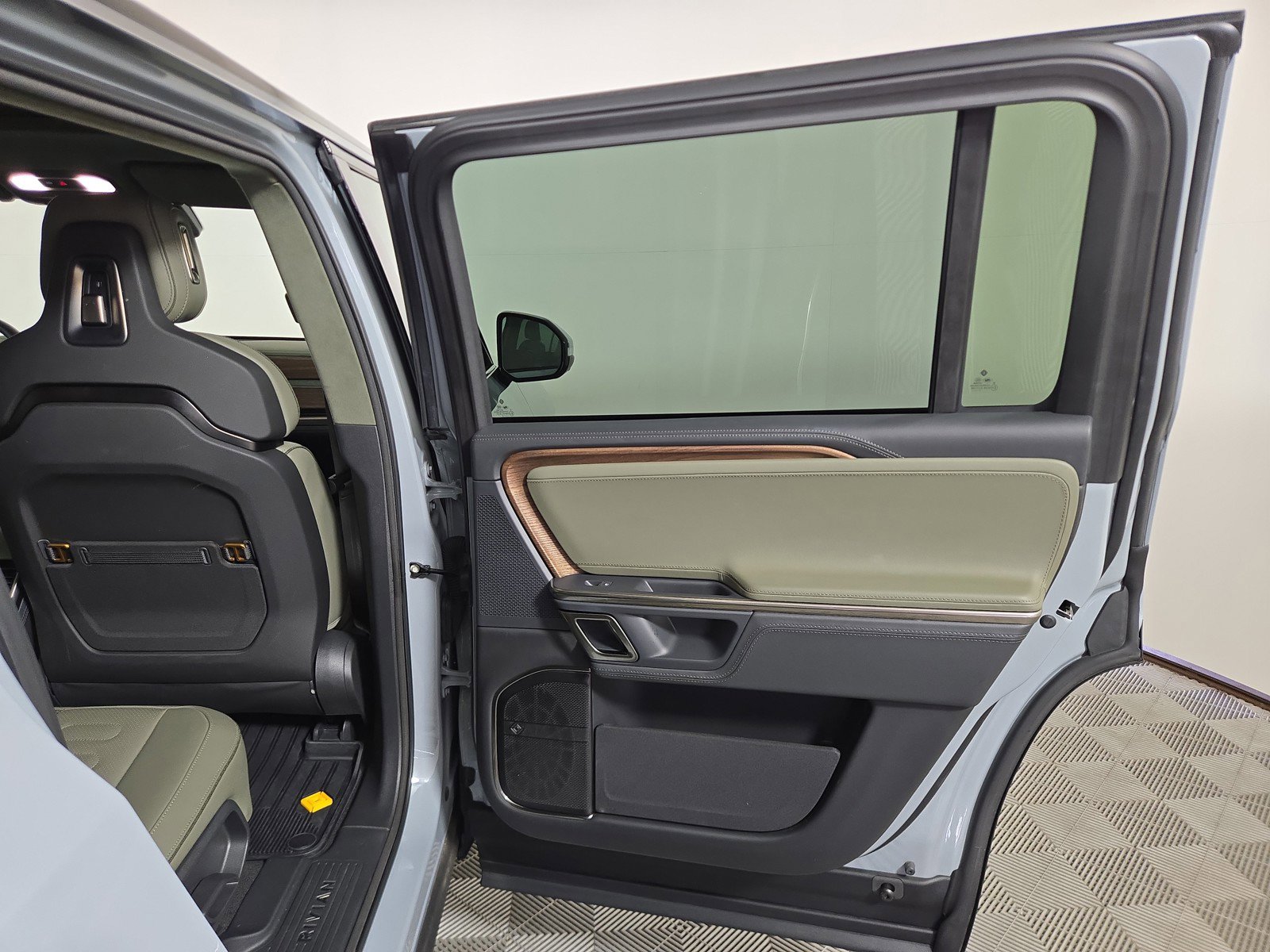 Used 2024 Rivian R1S Adventure AWD/4WD image 19