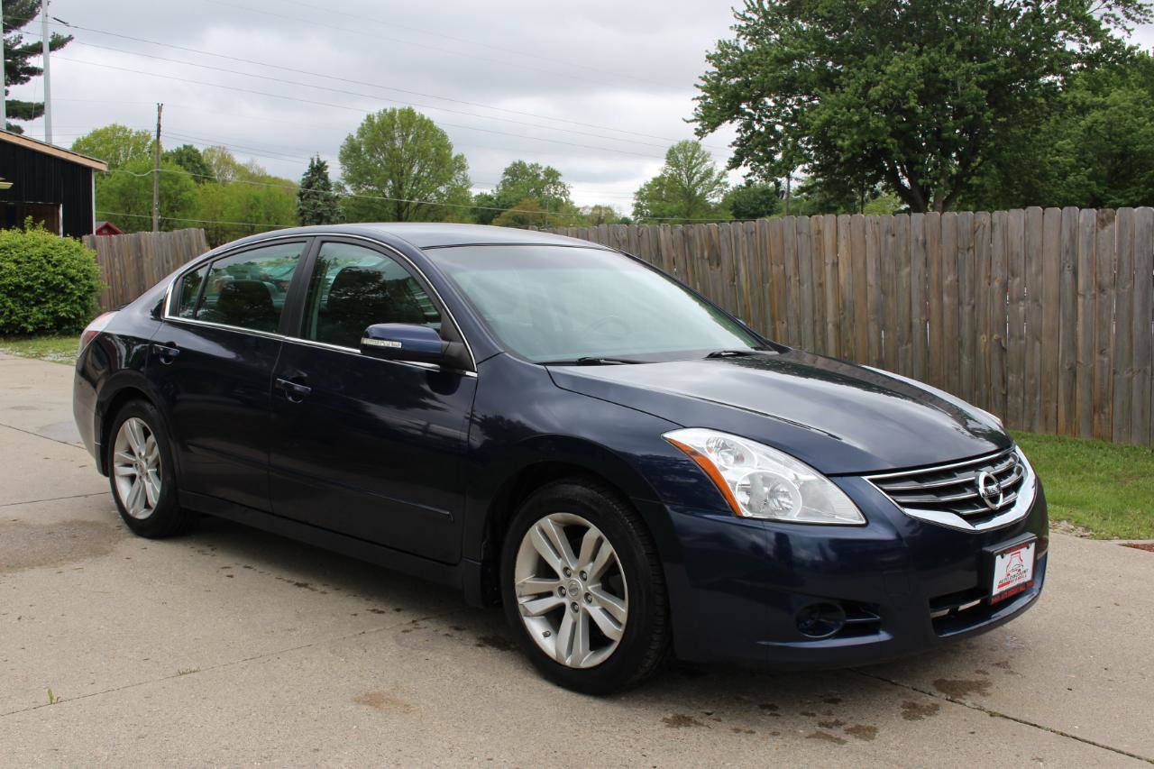 Used 2011 Nissan Altima 3.5 SR FWD image 2