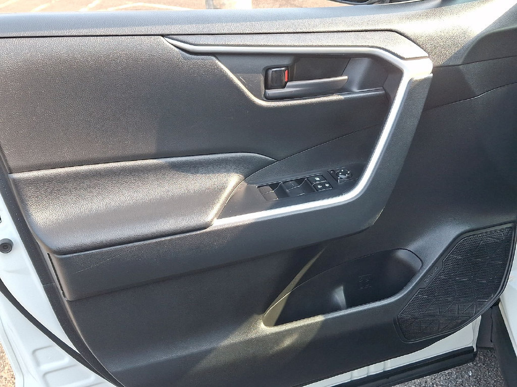 Used 2021 Toyota RAV4 LE AWD/4WD image 13