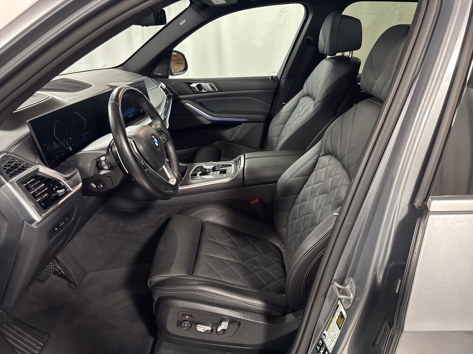 Used 2024 BMW X5 xDrive40i w/ Premium Package AWD/4WD image 3