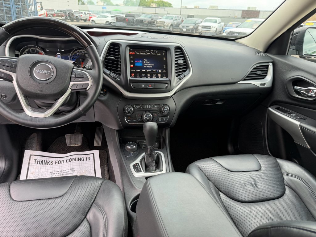Used 2017 Jeep Cherokee Overland AWD/4WD image 9
