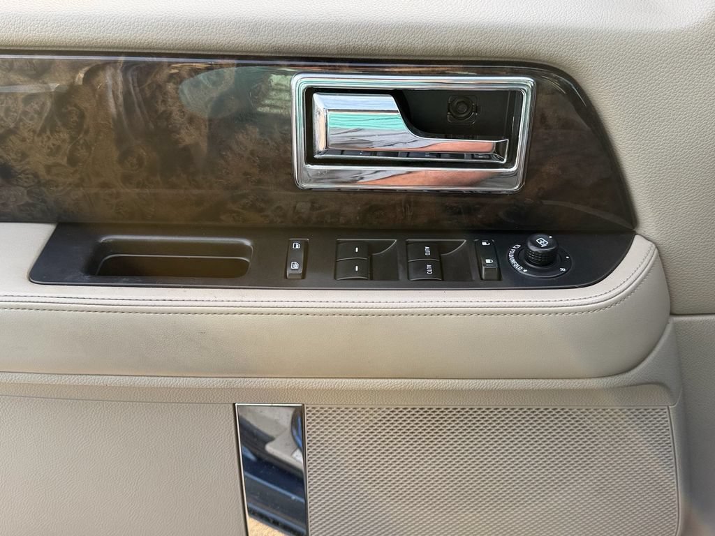Used 2017 Lincoln Navigator Select RWD image 26