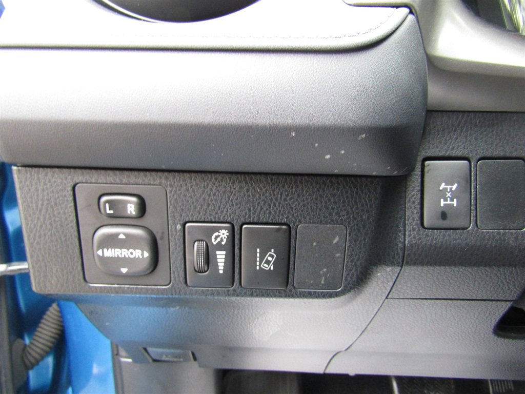 Used 2018 Toyota RAV4 LE w/ All Weather Liner Package AWD/4WD image 27