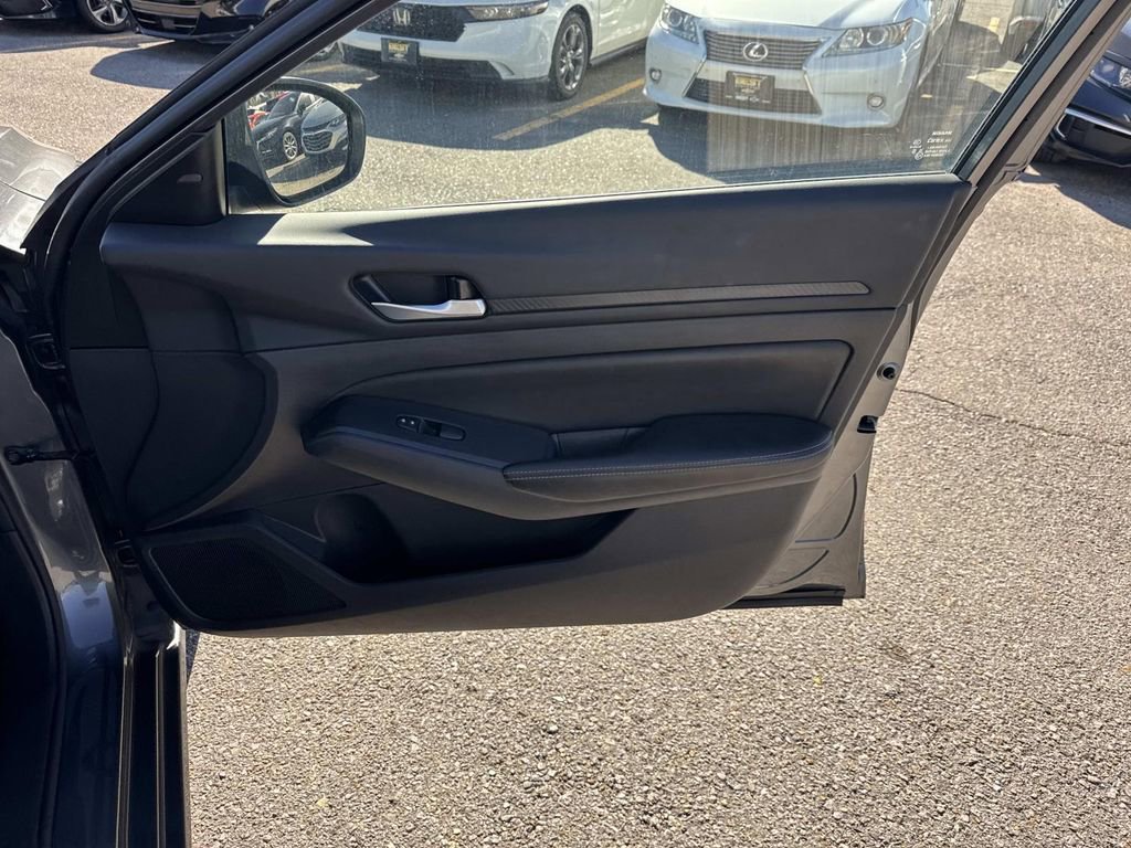 Used 2024 Nissan Altima 2.5 SV image 14