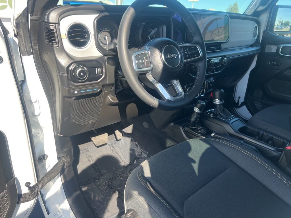 Used 2025 Jeep Wrangler Unlimited Sahara AWD/4WD image 25