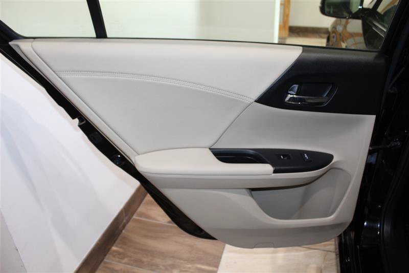 Used 2017 Honda Accord Touring image 30