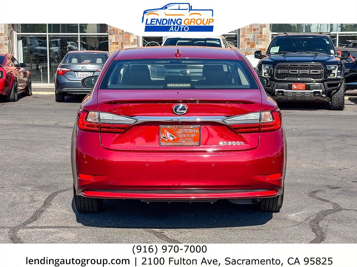 Used 2017 Lexus ES 300h w/ Luxury Package FWD image 3