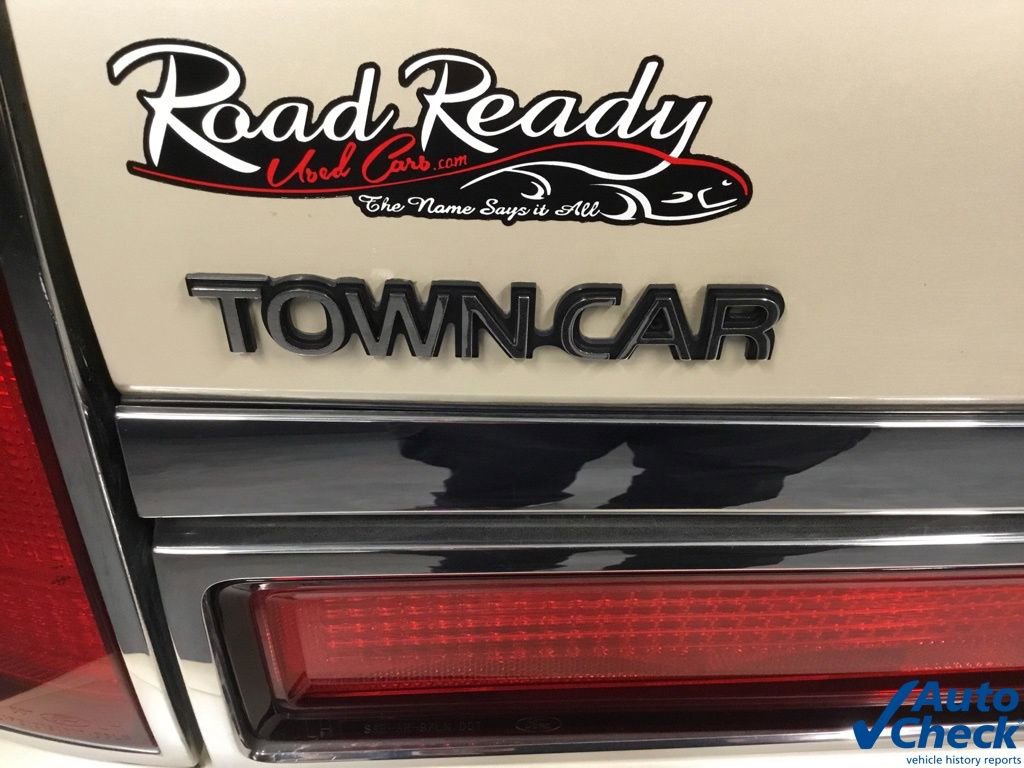 Used 1997 Lincoln Town Car Executive RWD image 14