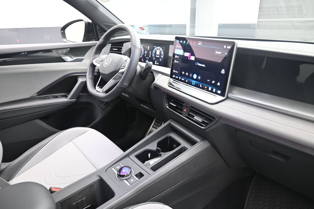 New 2026 Volkswagen Tiguan SE R-Line FWD image 30