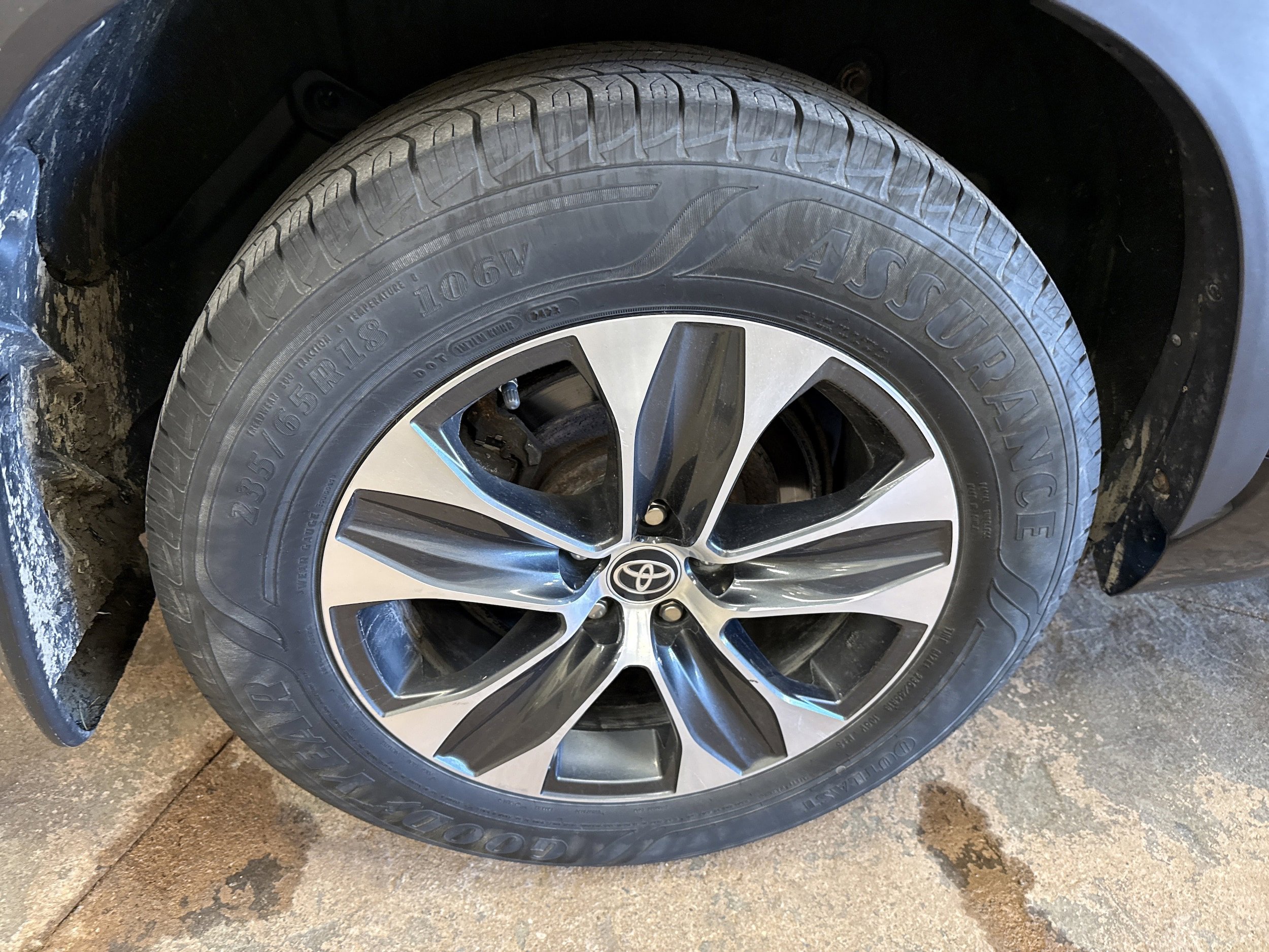 Used 2020 Toyota Highlander XLE AWD/4WD image 11