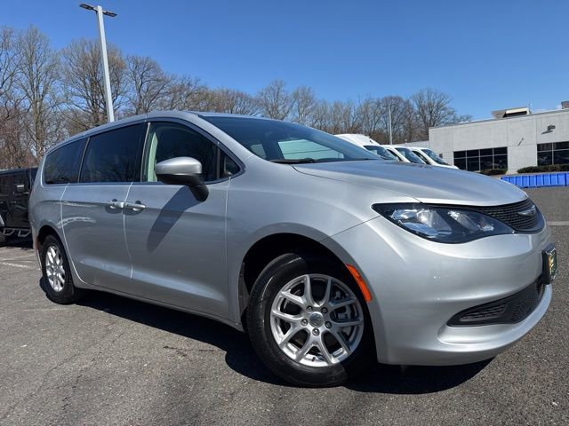 Used 2023 Chrysler Voyager LX image 1