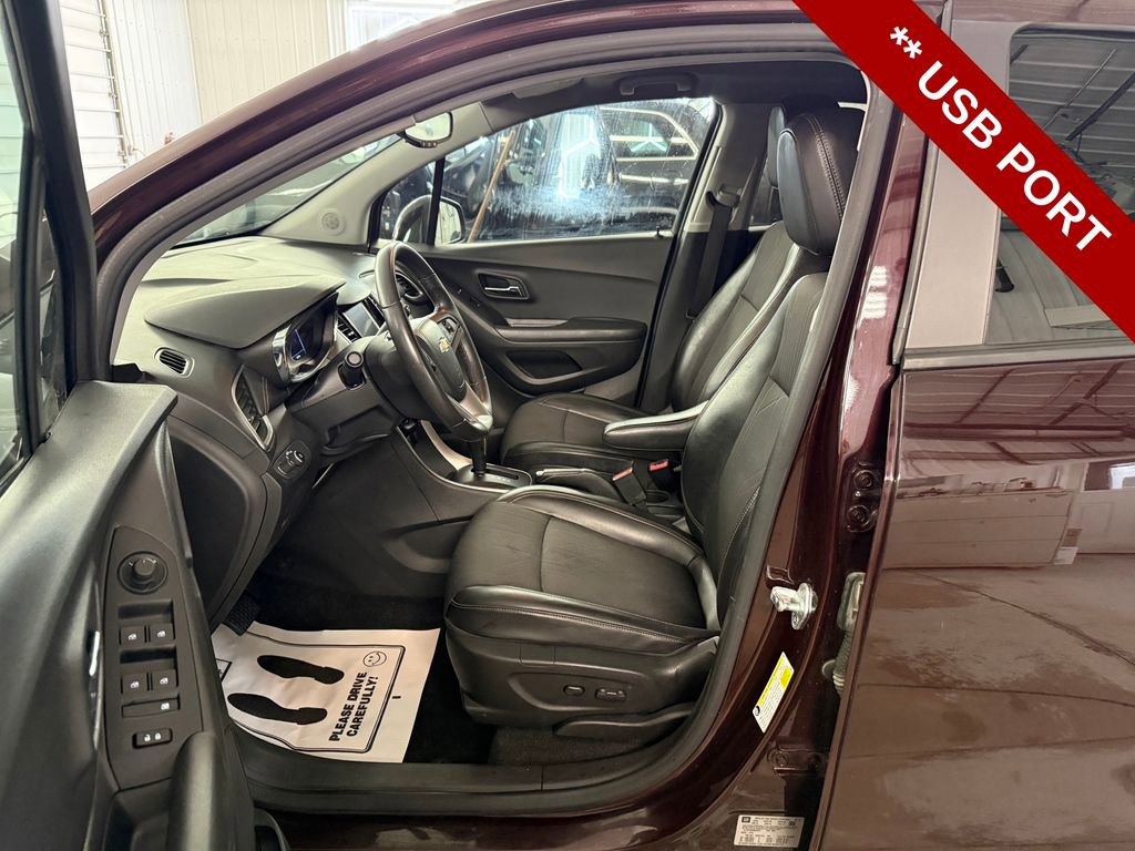 Used 2021 Chevrolet Trax LT w/ LT Convenience Package image 12