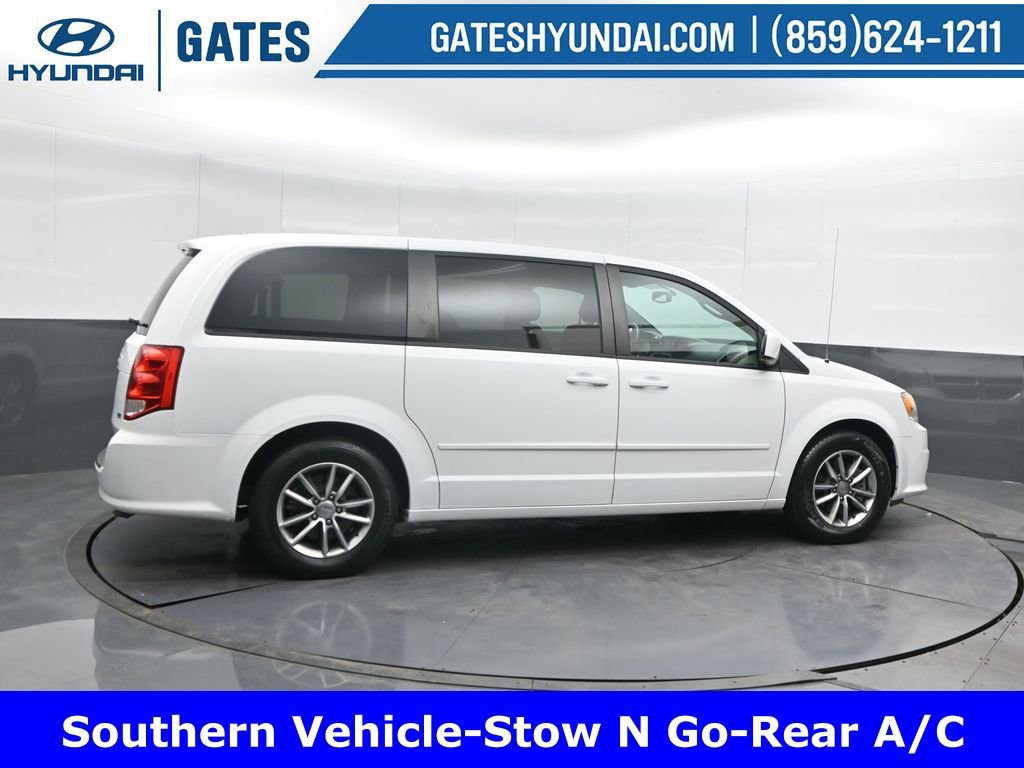 Used 2016 Dodge Grand Caravan SE image 3