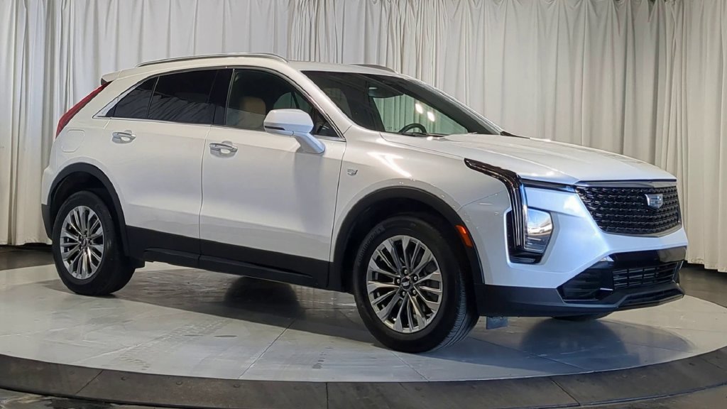 Used 2024 Cadillac XT4 Premium Luxury AWD/4WD image 2