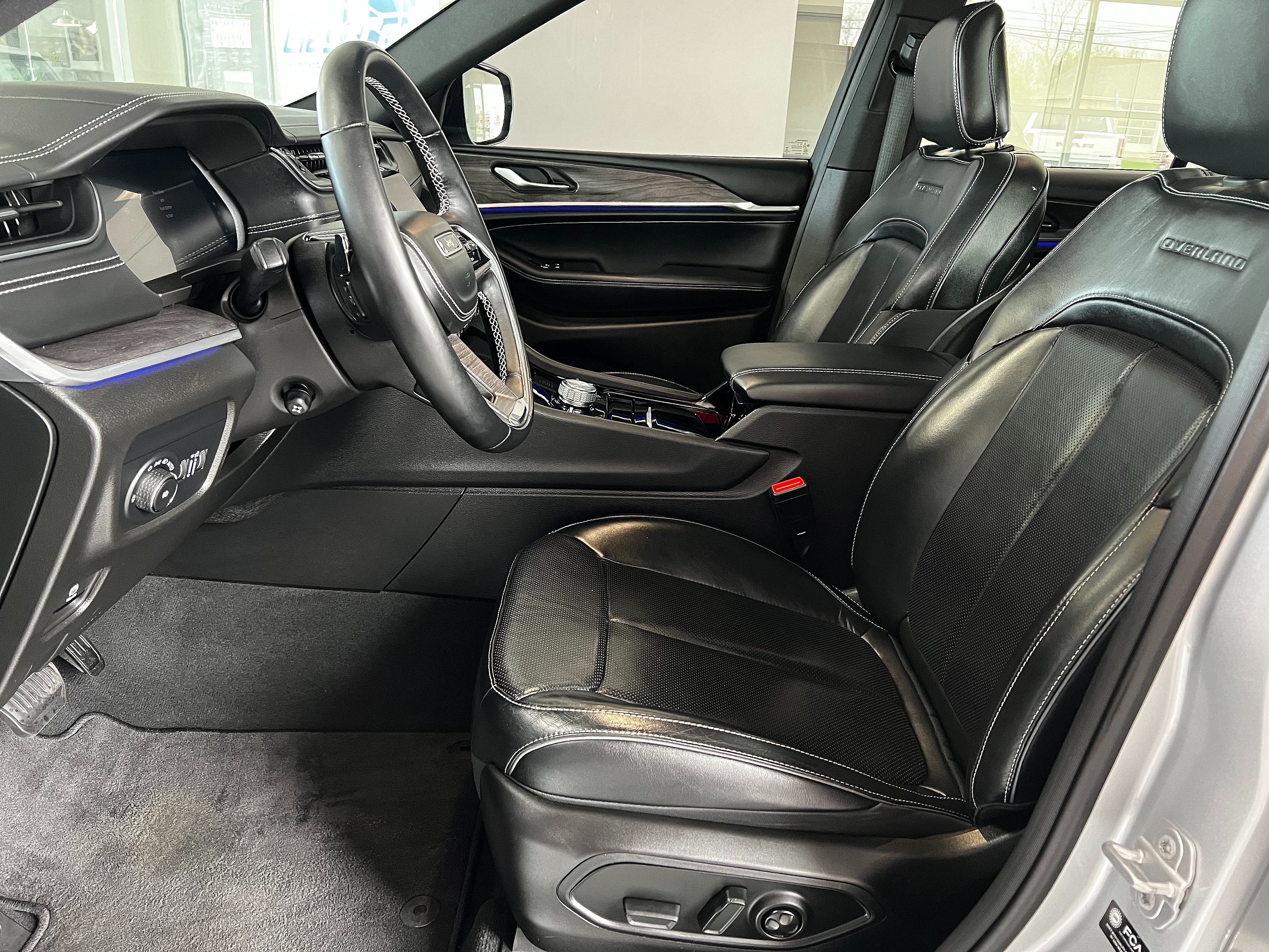 Used 2022 Jeep Grand Cherokee Overland AWD/4WD image 12