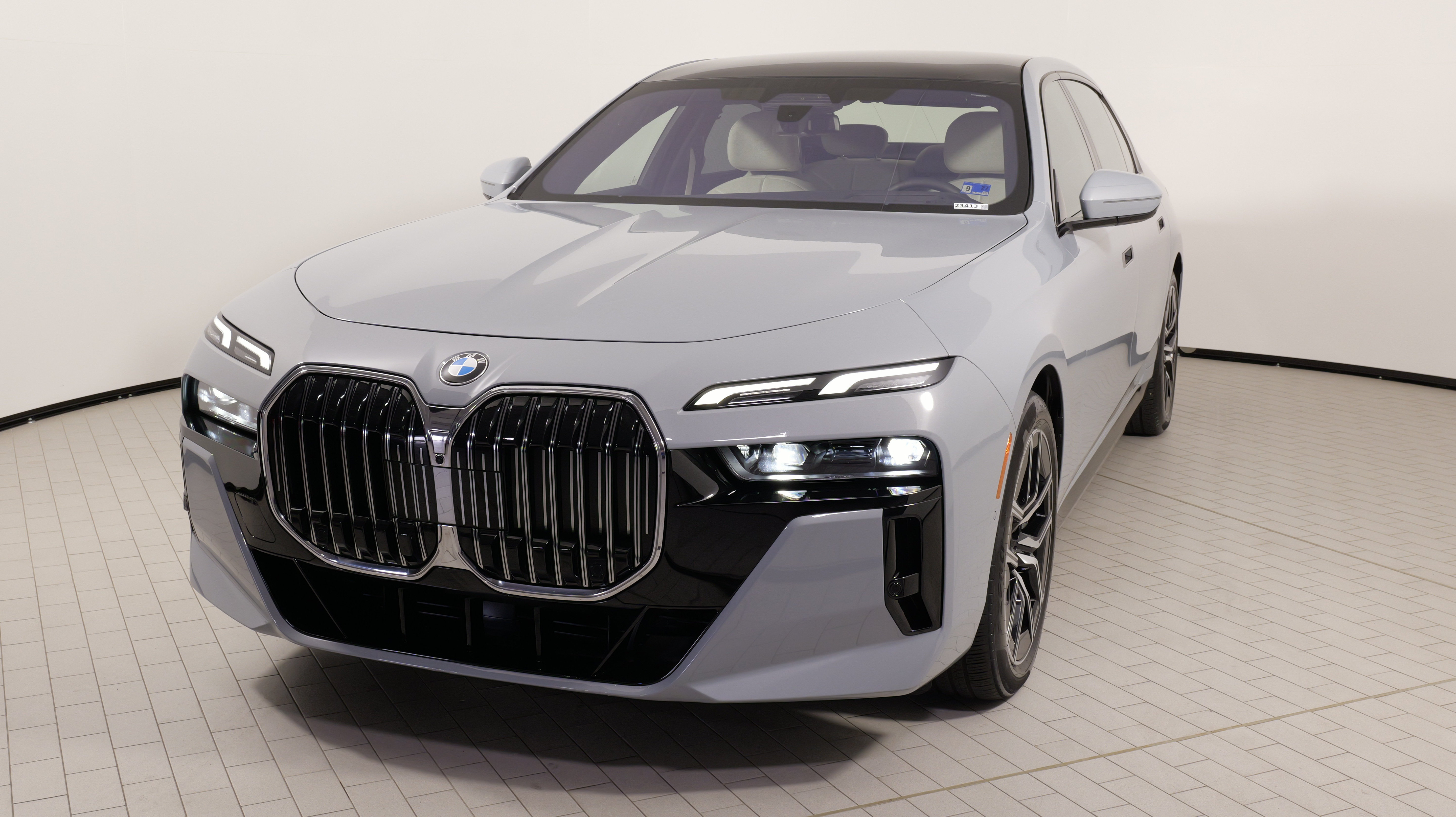 Used 2023 BMW 760i xDrive AWD/4WD image 5