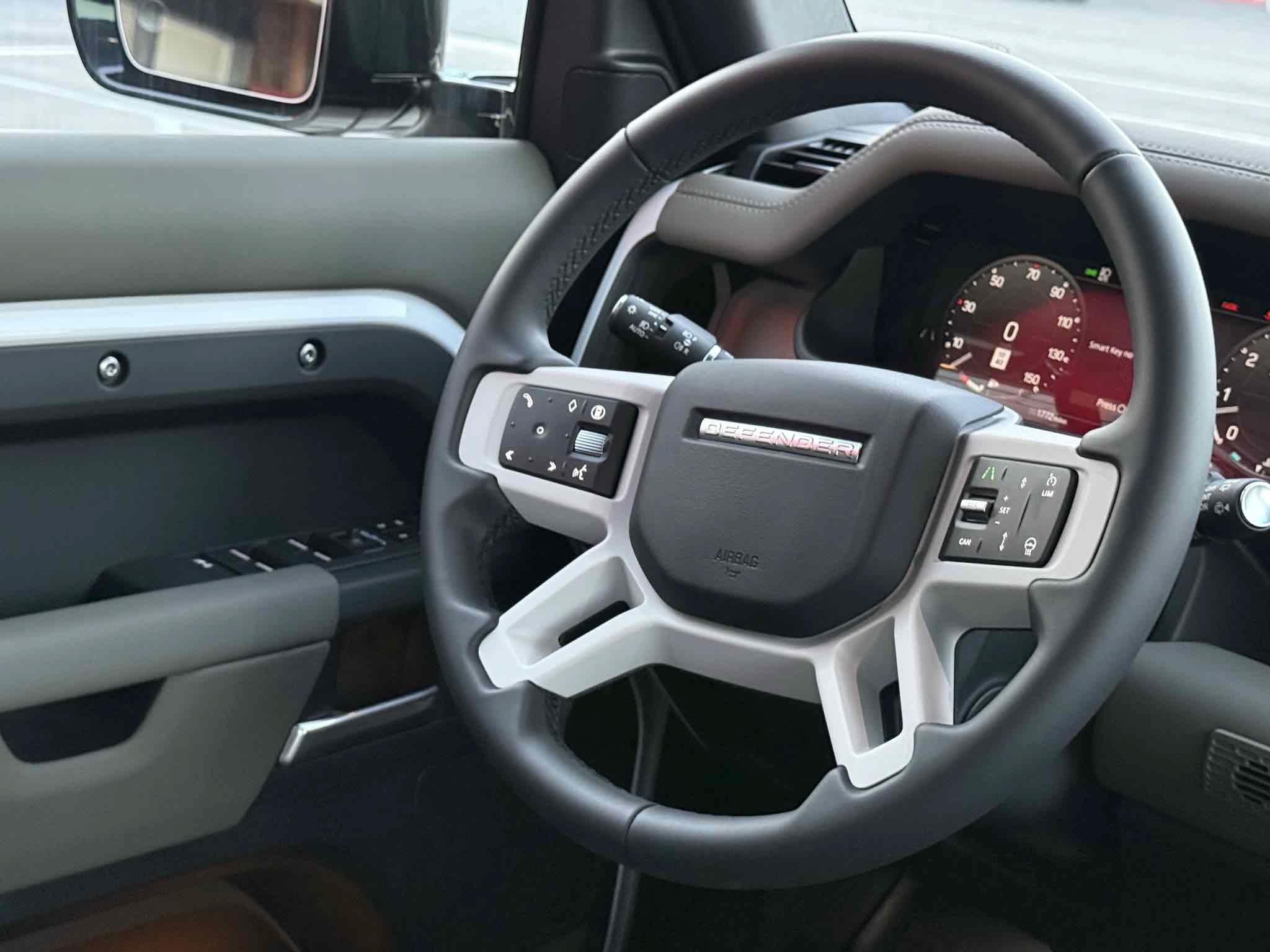 Used 2025 Land Rover Defender 110 X-Dynamic SE AWD/4WD image 86