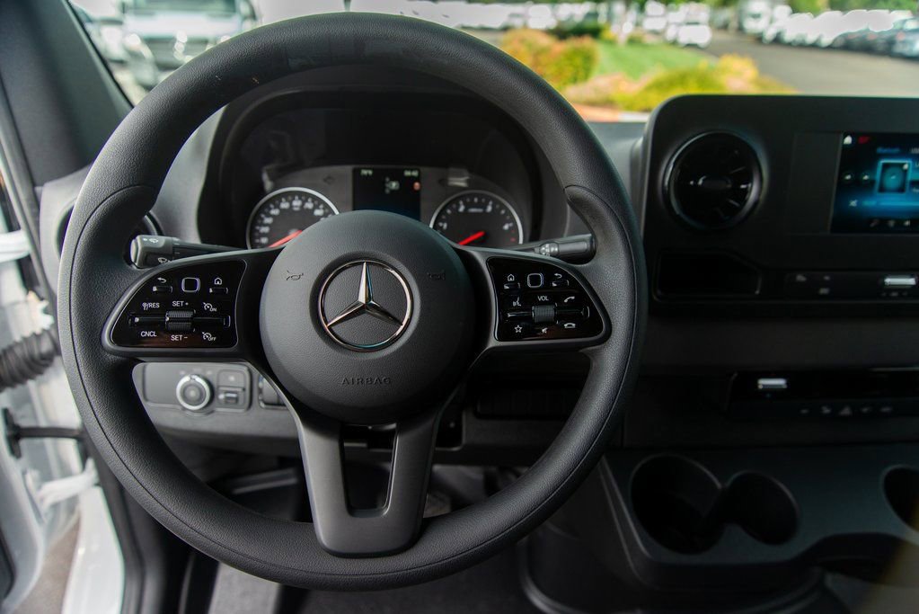 Used 2024 Mercedes-Benz Sprinter 3500 image 39