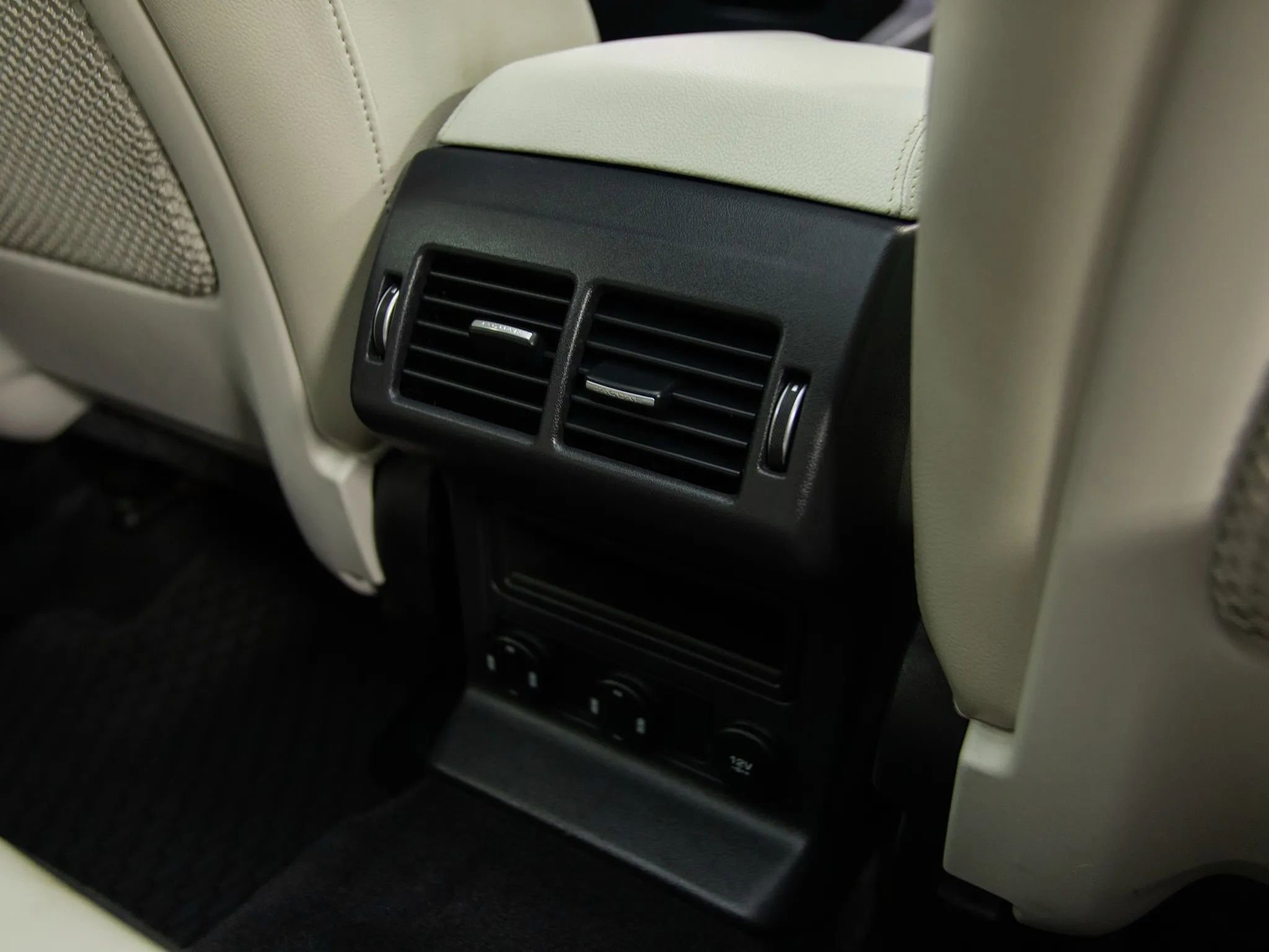 Used 2020 Jaguar F-PACE Prestige image 31