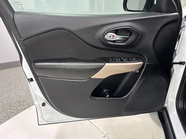 Used 2018 Jeep Cherokee Latitude w/ Safety Group AWD/4WD image 7