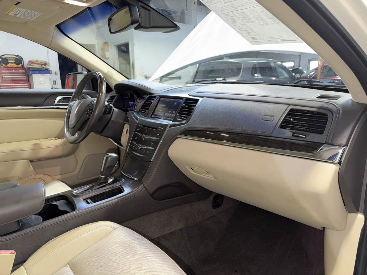 Used 2013 Lincoln MKS FWD image 21