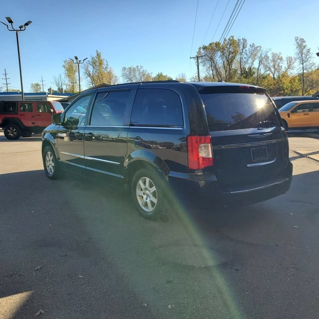Used 2011 Chrysler Town & Country Touring FWD image 4