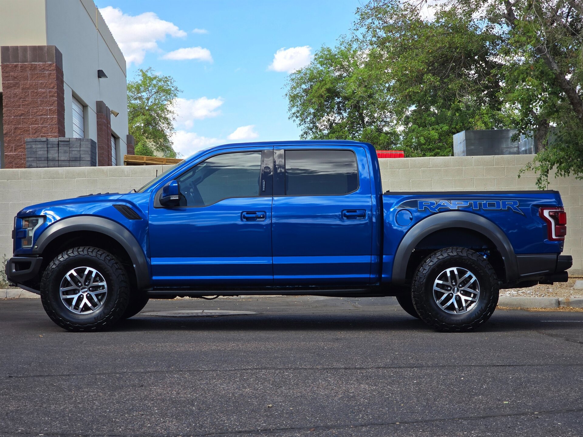 Used 2017 Ford F150 Raptor w/ Equipment Group 802A Luxury AWD/4WD image 7