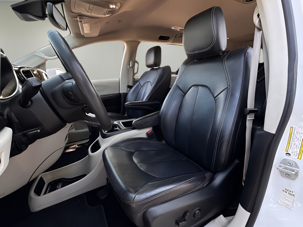 Used 2022 Chrysler Pacifica Touring-L FWD image 6