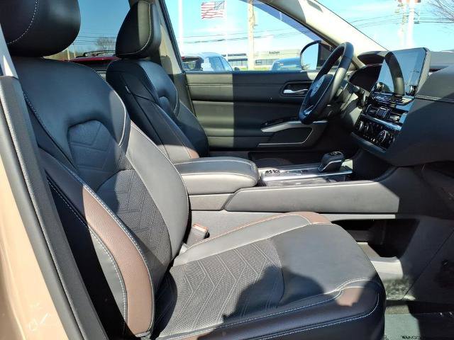 Certified 2023 Nissan Pathfinder Platinum w/ Black Appearance Package AWD/4WD image 9
