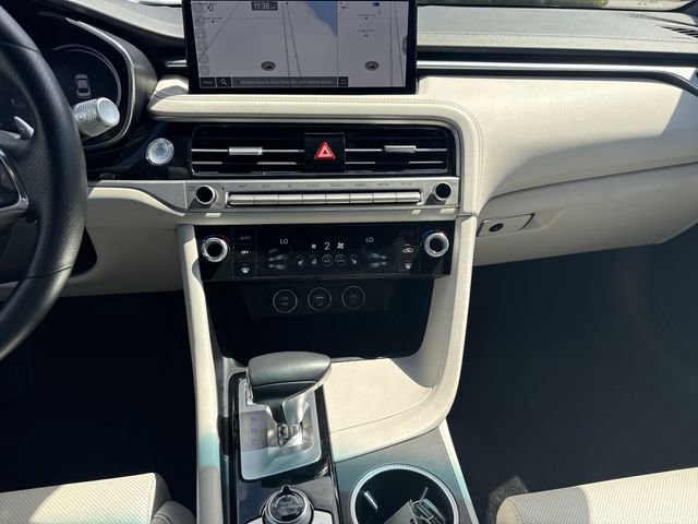 Used 2025 Genesis G70 2.5T image 13