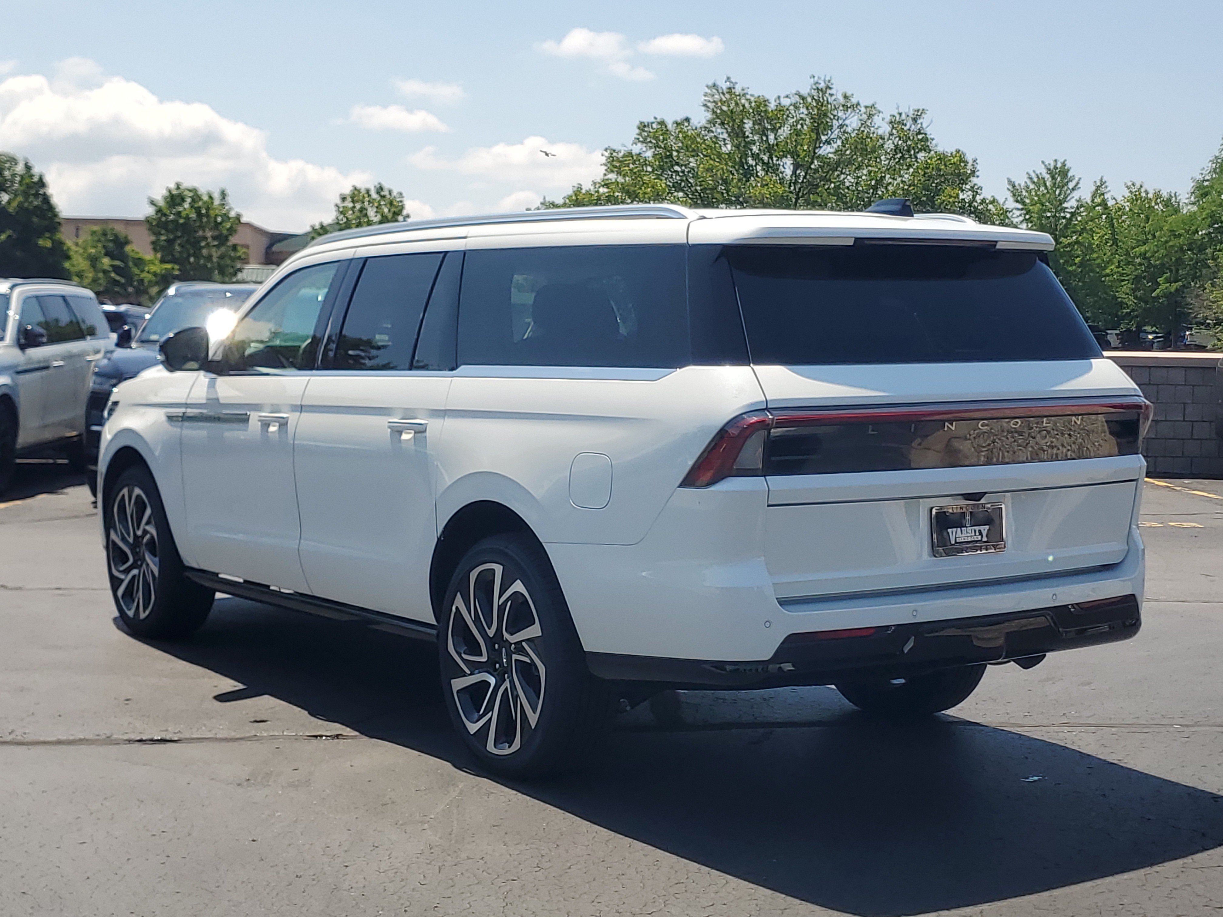 New 2027 Lincoln Navigator L Reserve AWD/4WD image 3