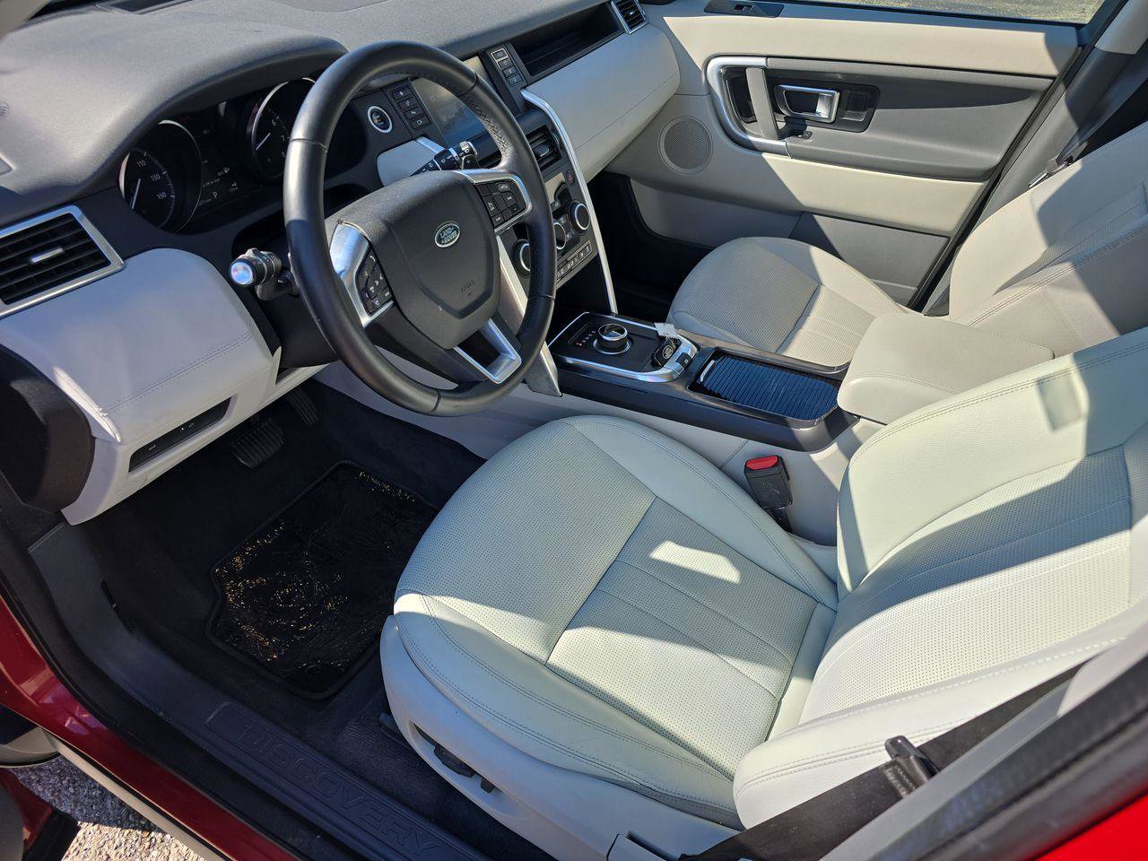 Used 2019 Land Rover Discovery Sport SE image 4