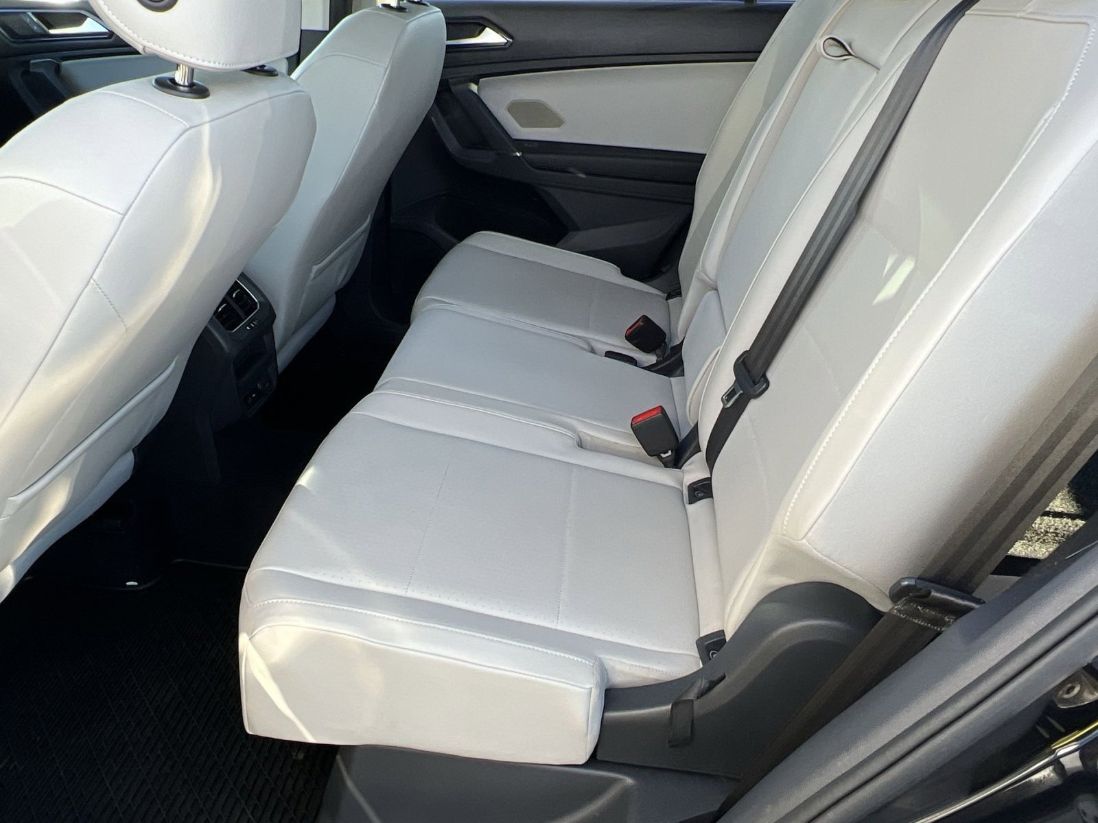 Used 2018 Volkswagen Tiguan SE image 26