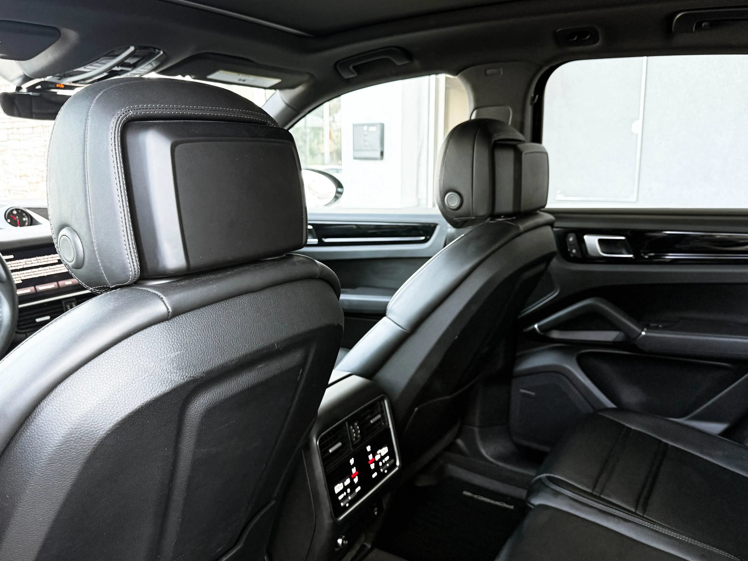 Used 2022 Porsche Cayenne Platinum Edition AWD/4WD image 25
