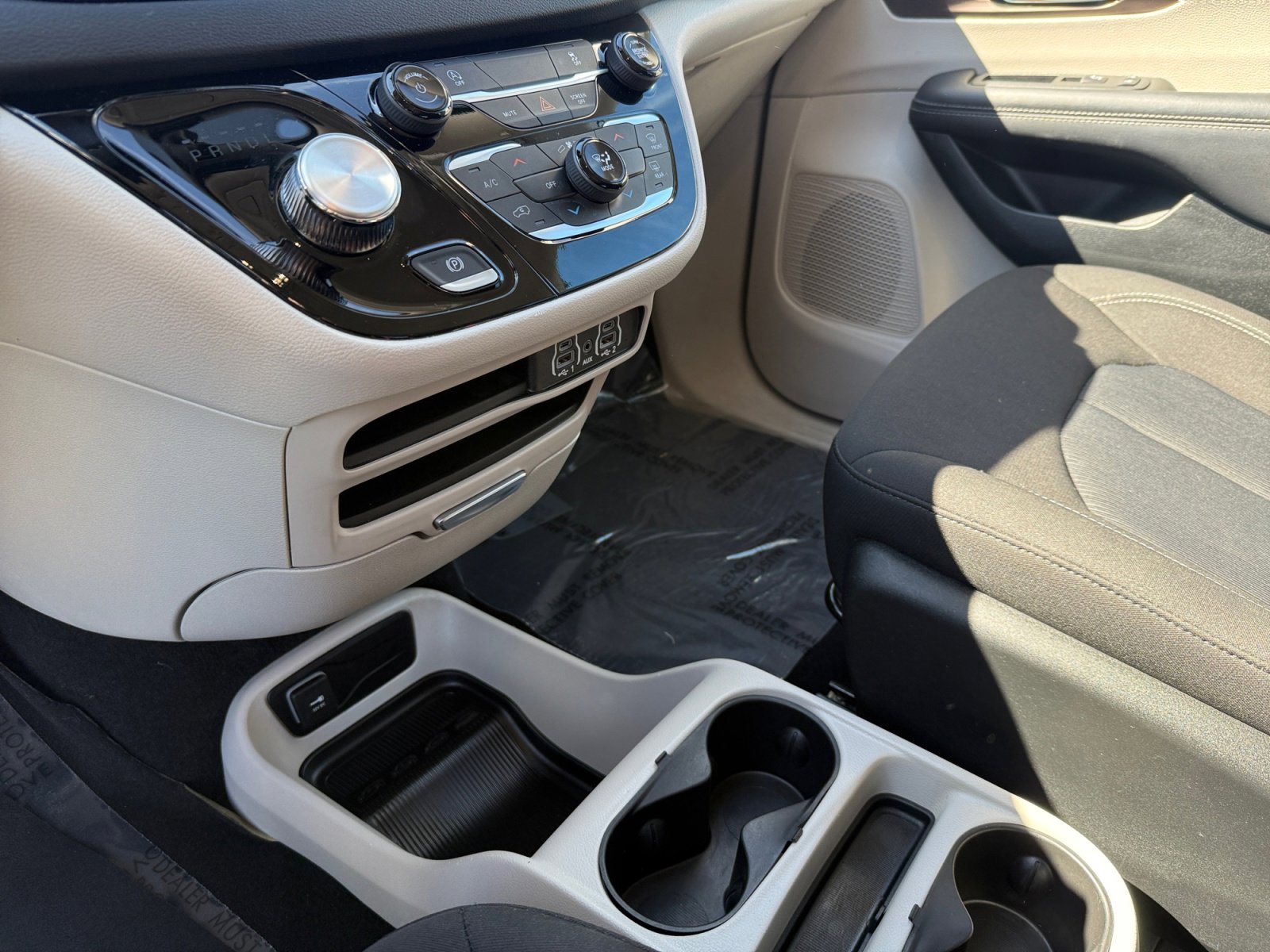 Used 2023 Chrysler Voyager LX image 13