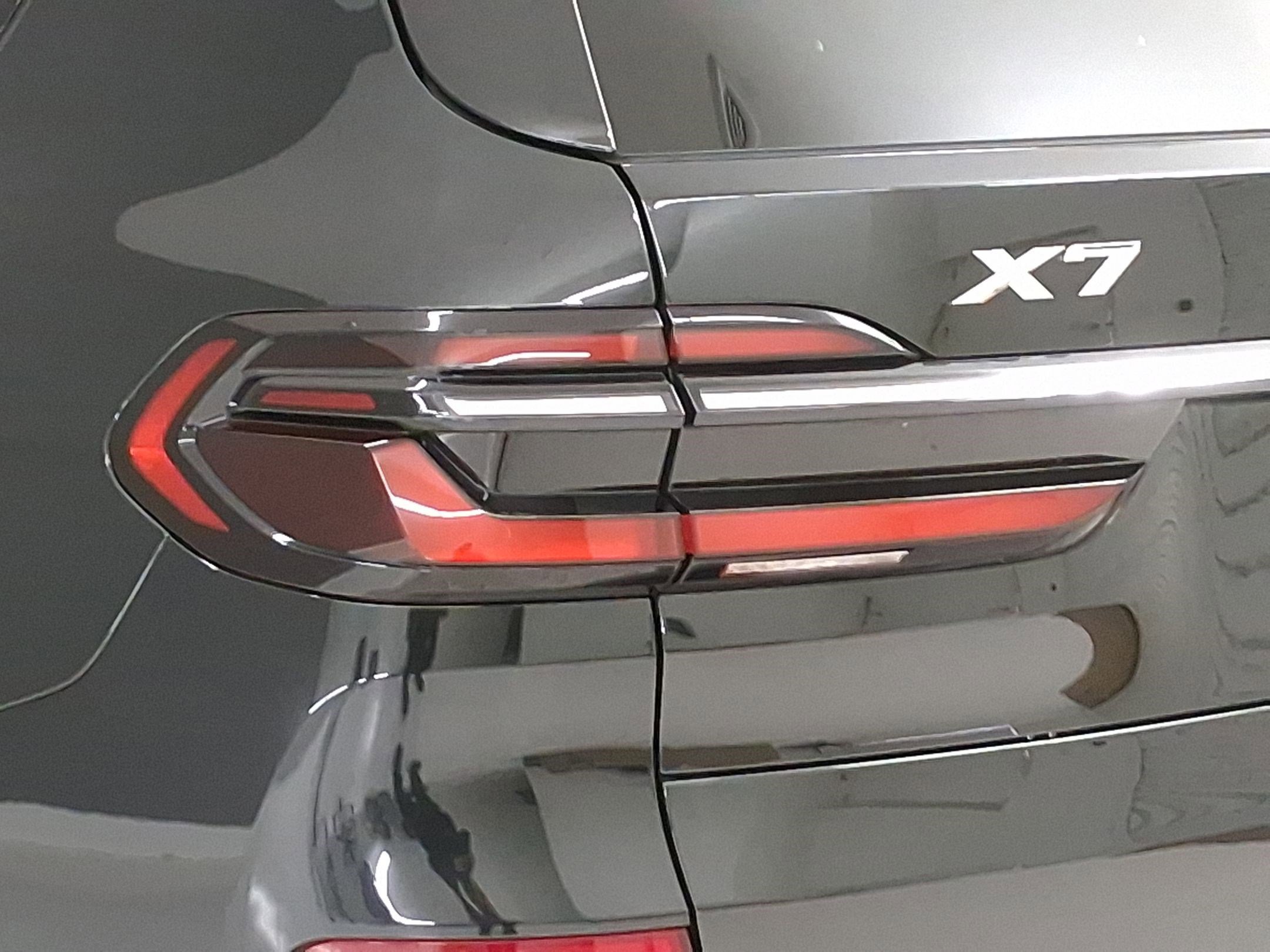 Used 2023 BMW X7 xDrive40i w/ M Sport Package image 11