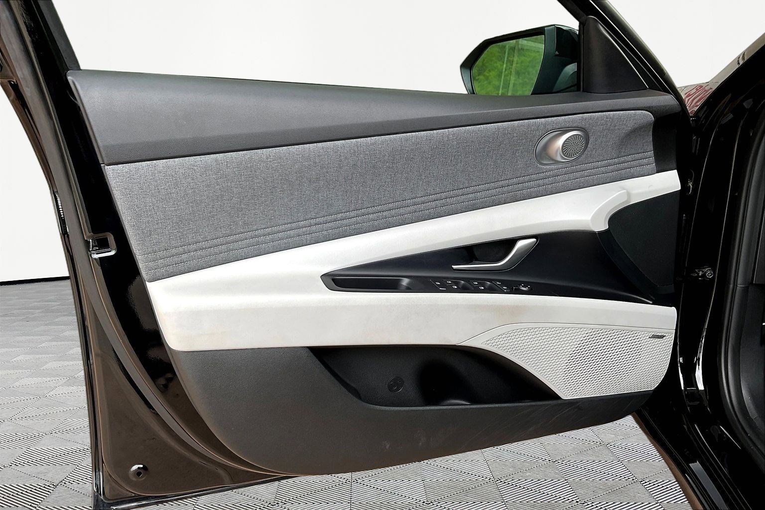 Used 2021 Hyundai Elantra Limited FWD image 18