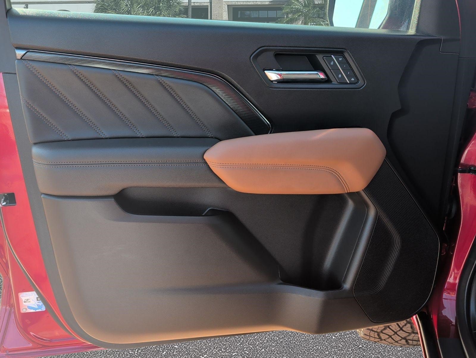 Used 2024 GMC Canyon AT4 w/ AT4 Premium Package AWD/4WD image 8