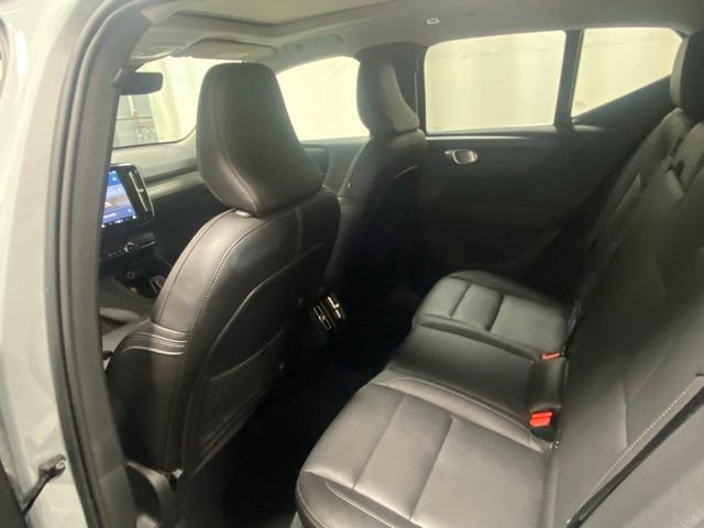 Used 2025 Volvo XC40 B5 Core AWD/4WD image 13