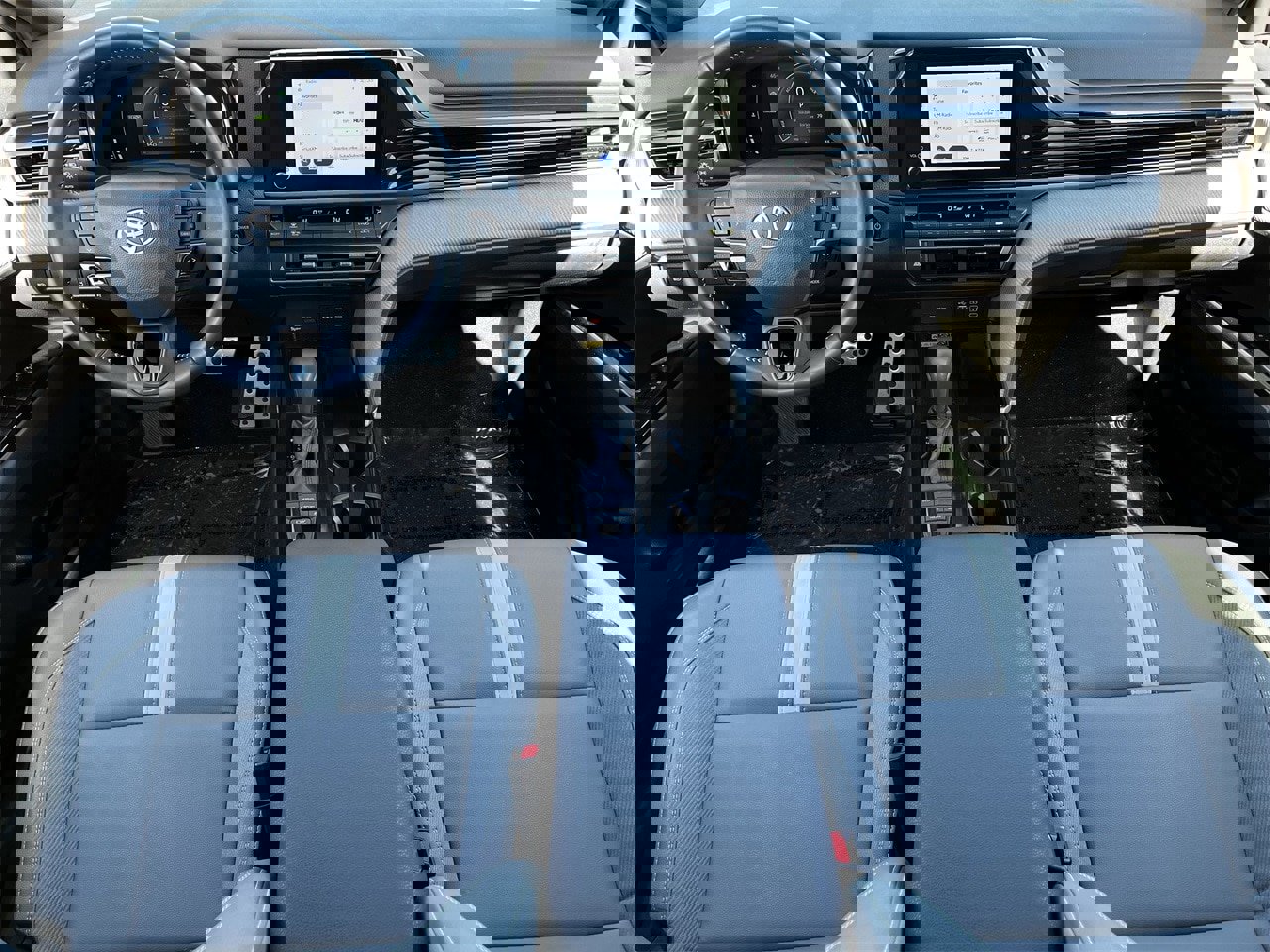 Used 2025 Toyota Camry SE image 9