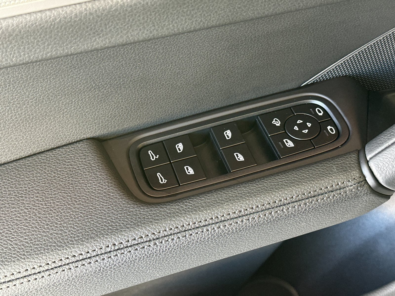 Certified 2025 Porsche Cayenne AWD/4WD image 13