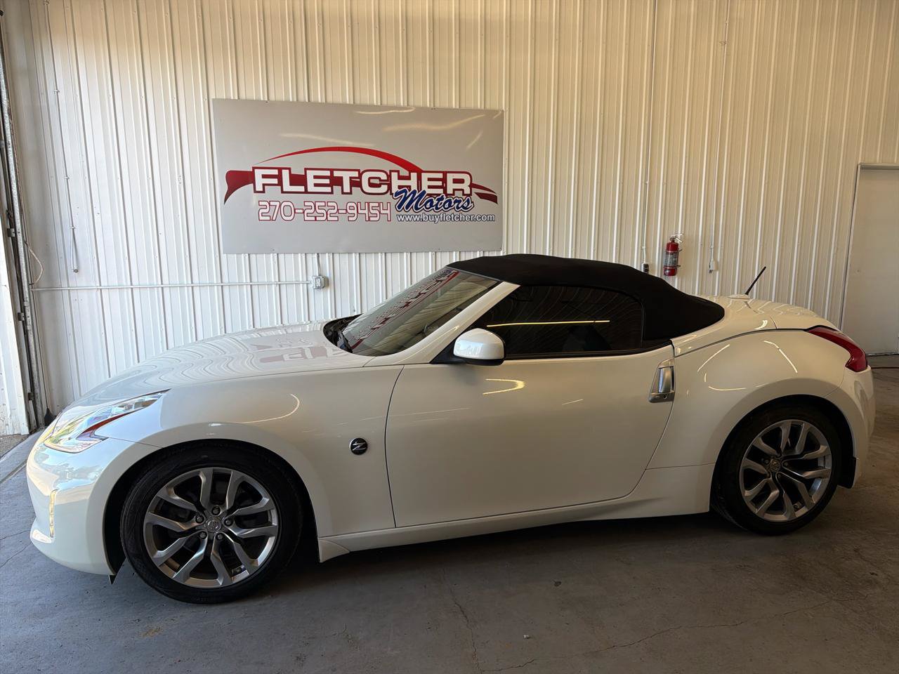 Used 2014 Nissan 370Z Touring RWD image 2